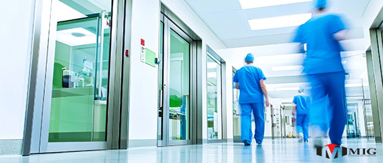 نقش سیستم UPS در عملکرد پایدار درب‌های اتوماتیک در زمان قطعی برق