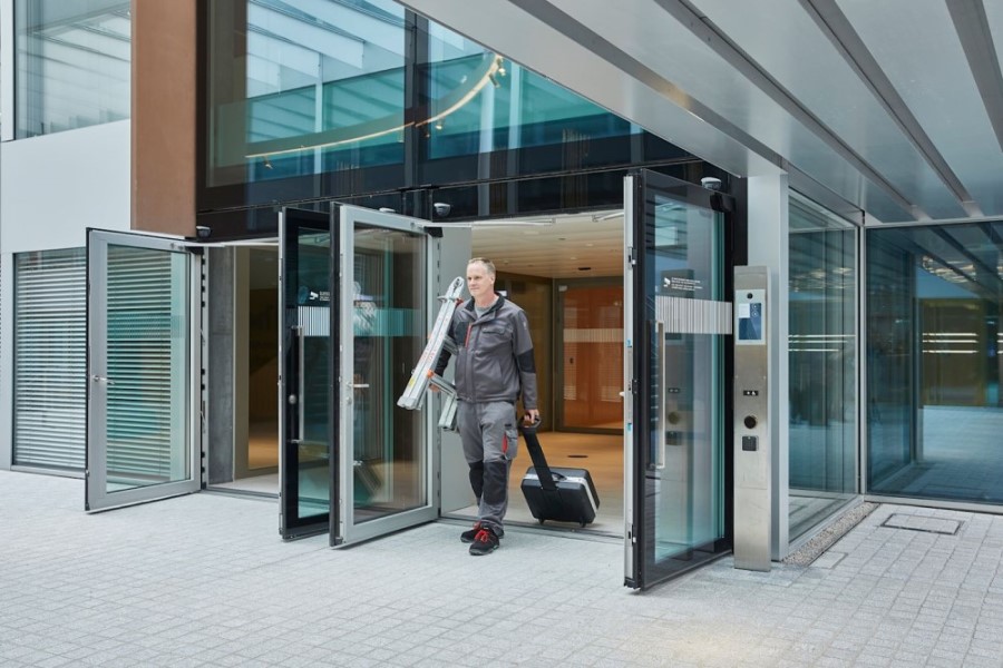 تأثیر درب‌های اتوماتیک بر تجربه مشتری در محیط‌های تجاری